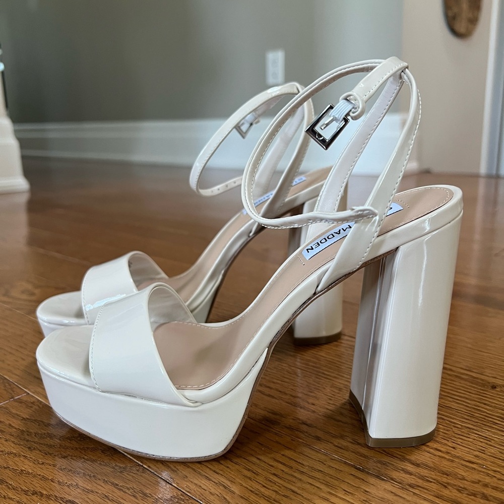 Steve Madden Lessa Natural Patent Platform Heels - BRAND NEW